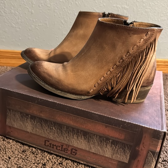 Like NEW!  Women’s Size 8 Western Distressed Honey Side-Fringe Bootie - Picture 3 of 13